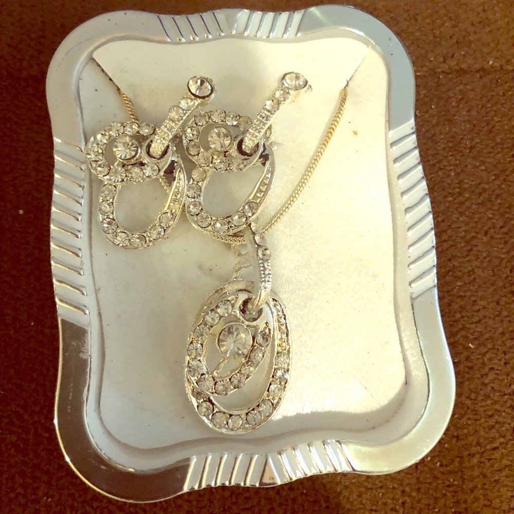 New- SILVER NECKLACE AND EARRINGS